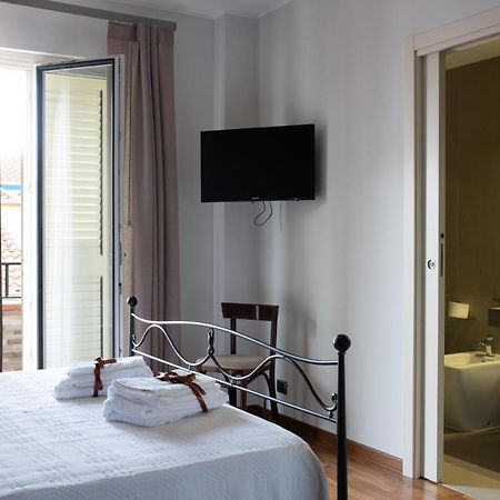 Torrevarata - Guest Rooms Santa Teresa Di Riva Bagian luar foto