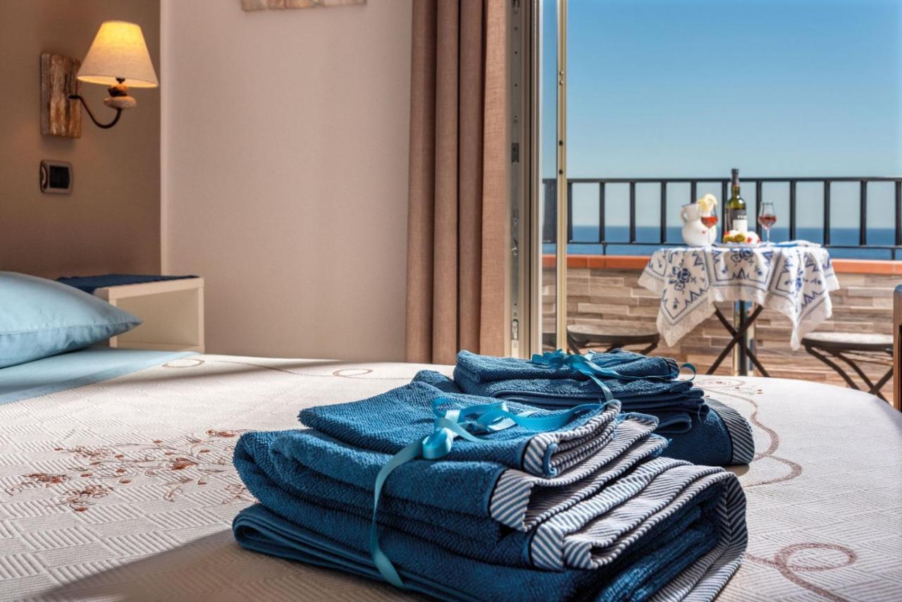 Torrevarata - Guest Rooms Santa Teresa Di Riva Bagian luar foto