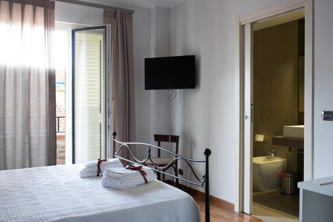 Torrevarata - Guest Rooms Santa Teresa Di Riva Bagian luar foto